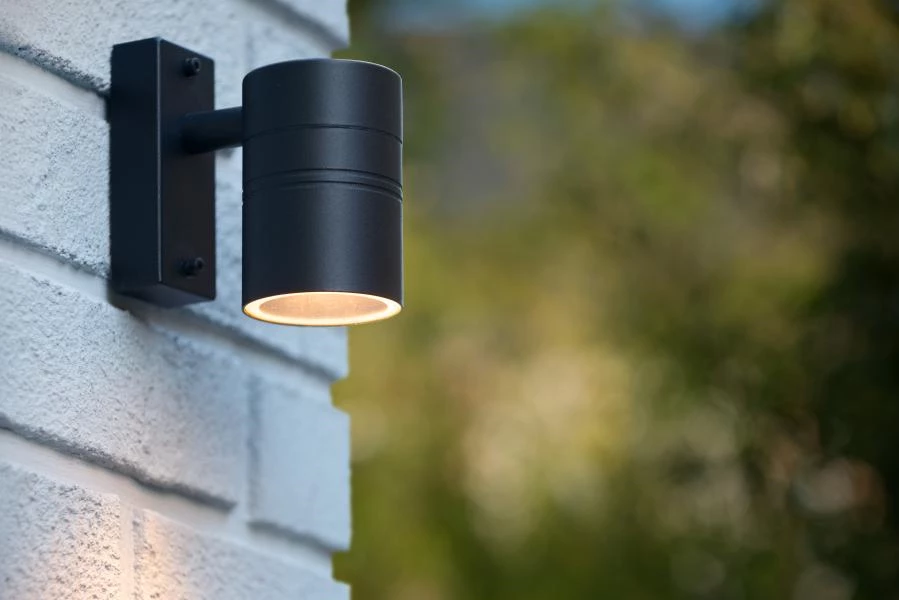 Lucide ARNE-LED - Foco de pared / Lámpara de pared Dentro/Fuera - Ø 6,3 cm - LED - GU10 - 1x5W 2700K - IP44 - Negro - ambiente 2